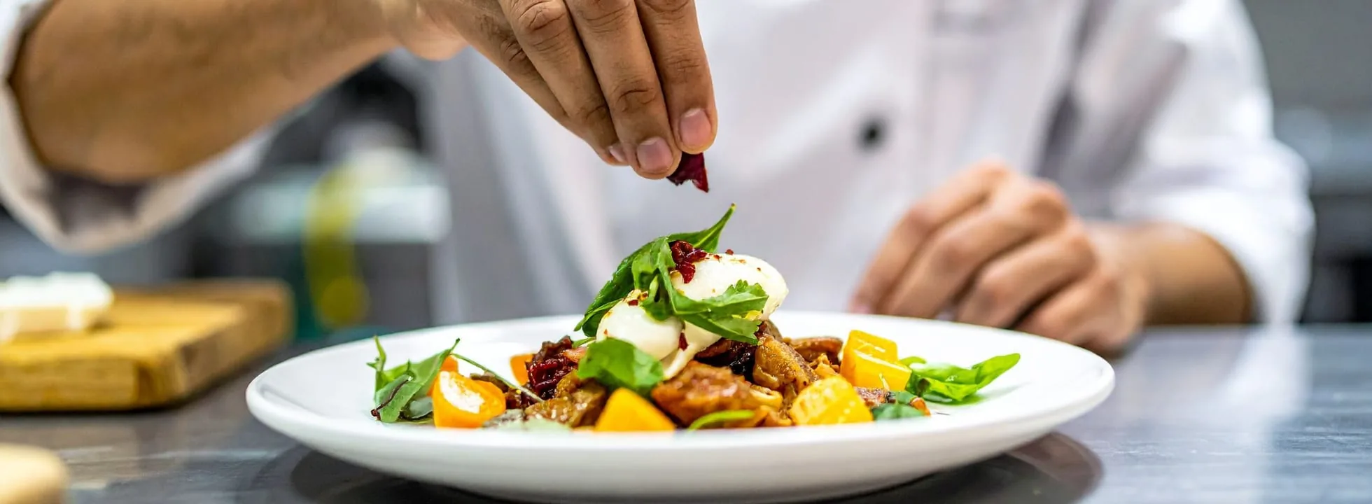Équipe de restauration appliquant les règles d’hygiène et de gestion des allergènes